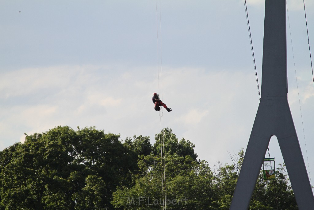 Koelner Seilbahn Gondel blieb haengen Koeln Linksrheinisch P561.JPG